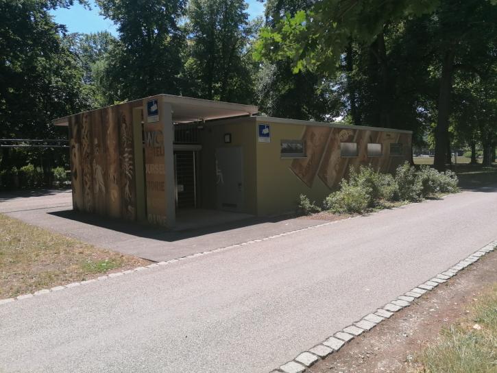 Außenansicht der Toilette auf der Rasenmühleninsel