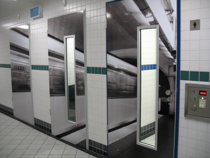 Innenansicht der Toilette am Markt im "U-Bahn-Stil"