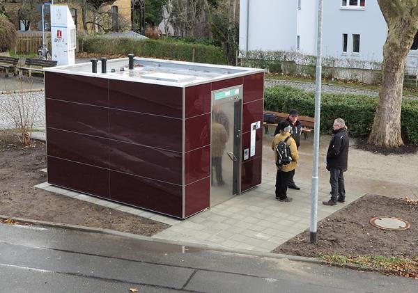 Außenansicht der Toilette am Westbahnhof
