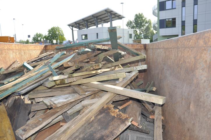 Gefährliches Holz – mit Holzschutzmitteln imprägniert und/oder mit lösemittelhaltigen Farben gestrichen