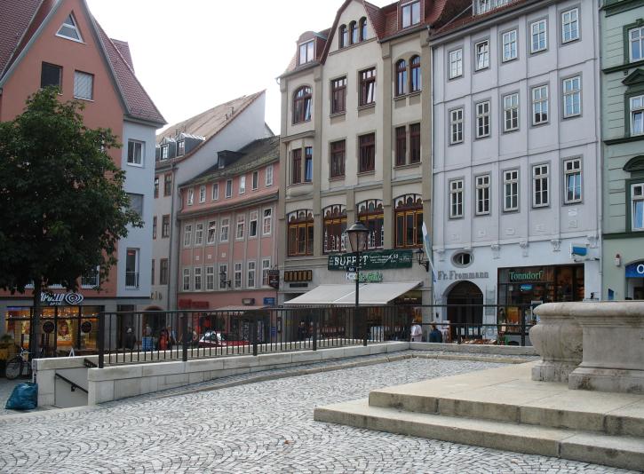 Zugang zur Markttoilette neben dem Bismarckbrunnen