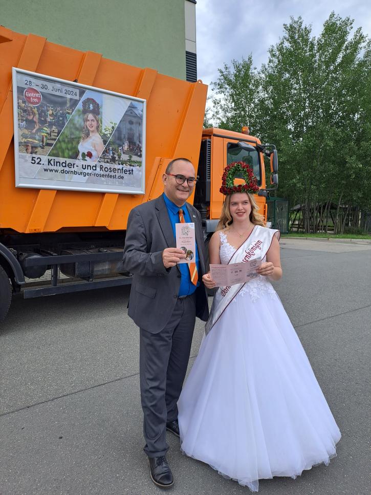 Emily Wolff (aktuelle Dornburger Rosenkönigin) mit Werkleiter Uwe Feige (Kommunalservice Jena)