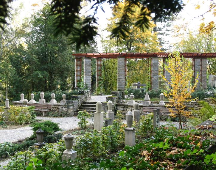 Urnenhain mit Pergola auf dem Nordfriedhof Jena