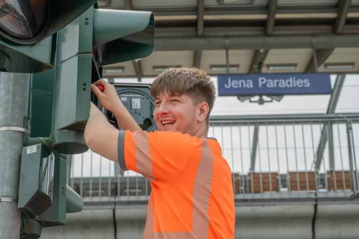 Auszubildender zum Elektroniker