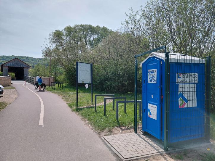 Mobile Toilette (Dixi) an der Kunitzer Hausbrücke