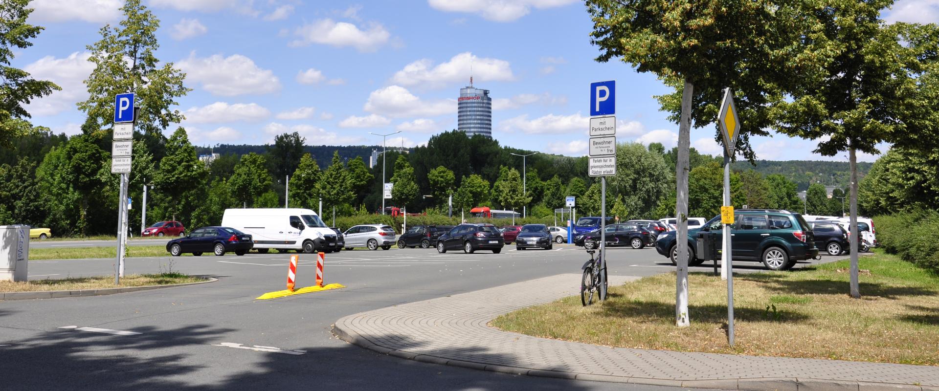 Parkraumbewirtschaftung – Blick auf den Seidelparkplatz in Richtung JenTower