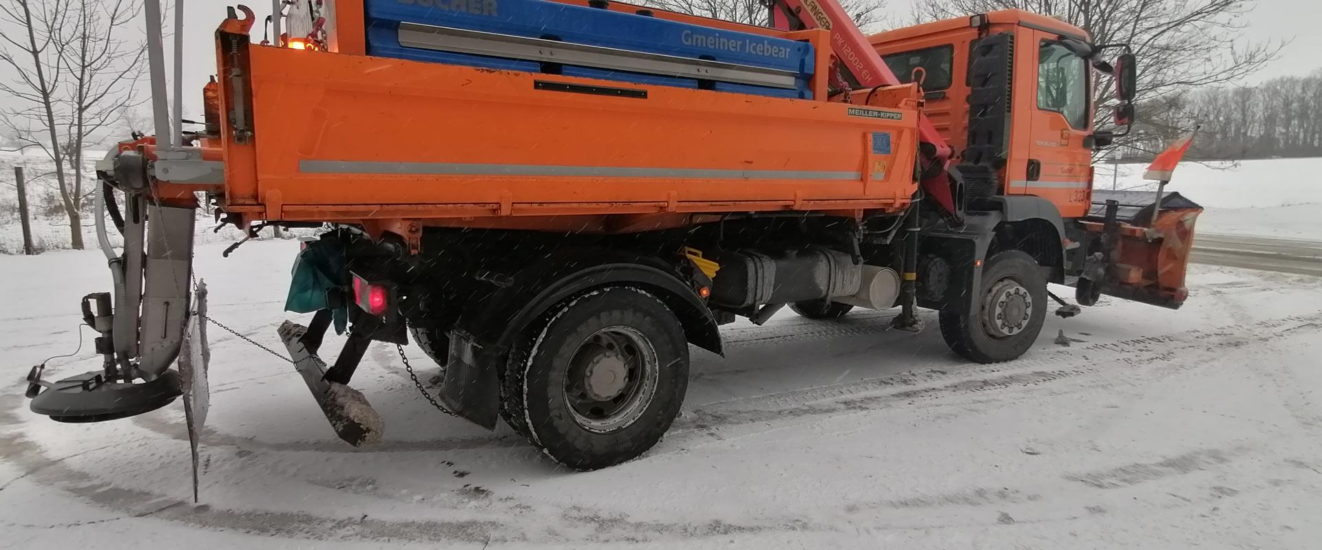 Winterdienst – Blick auf ein KSJ-Fahrzeug