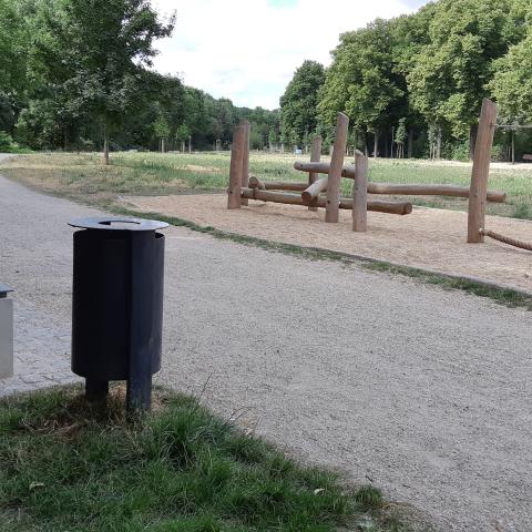 Wege, Bänke und Spielmöglichkeiten auf der Landfeste
