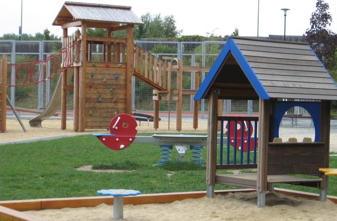 Jenzigweg playground with play equipment