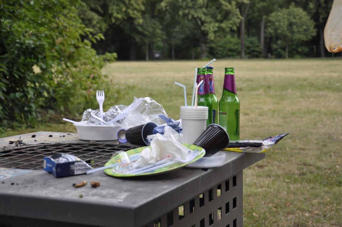 Müll auf der Rasenmühleninsel Jena