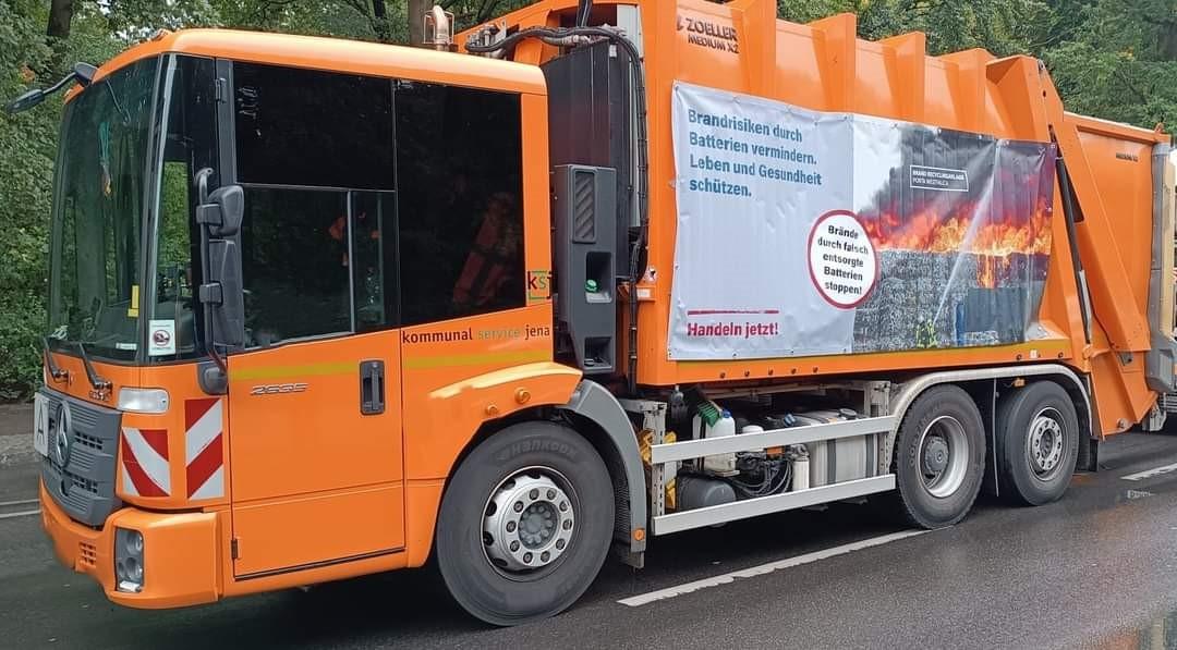 Waste disposal vehicle from Kommunaservice Jena as a parade participant