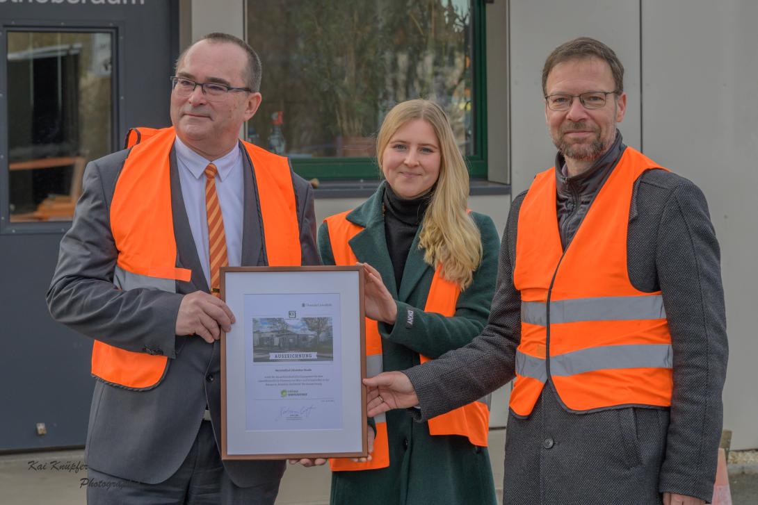 "Green recycling center" award ceremony