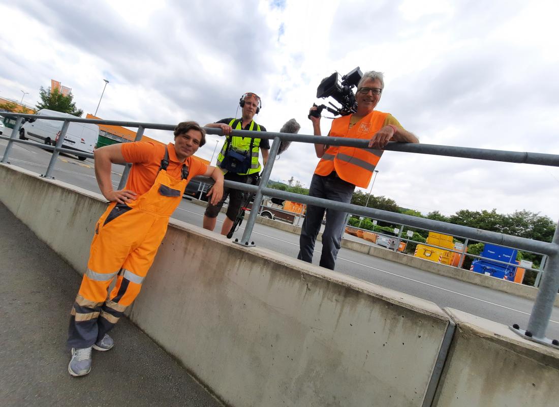 exactly-Reporter Oliver Matthes und sein Team auf dem Wertstoffhof des Kommunalservice Jena