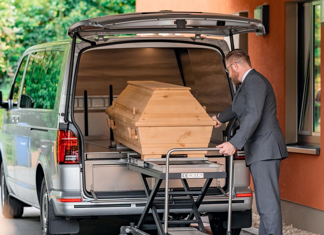 Ankunft eines Verstorbenen im Krematorium