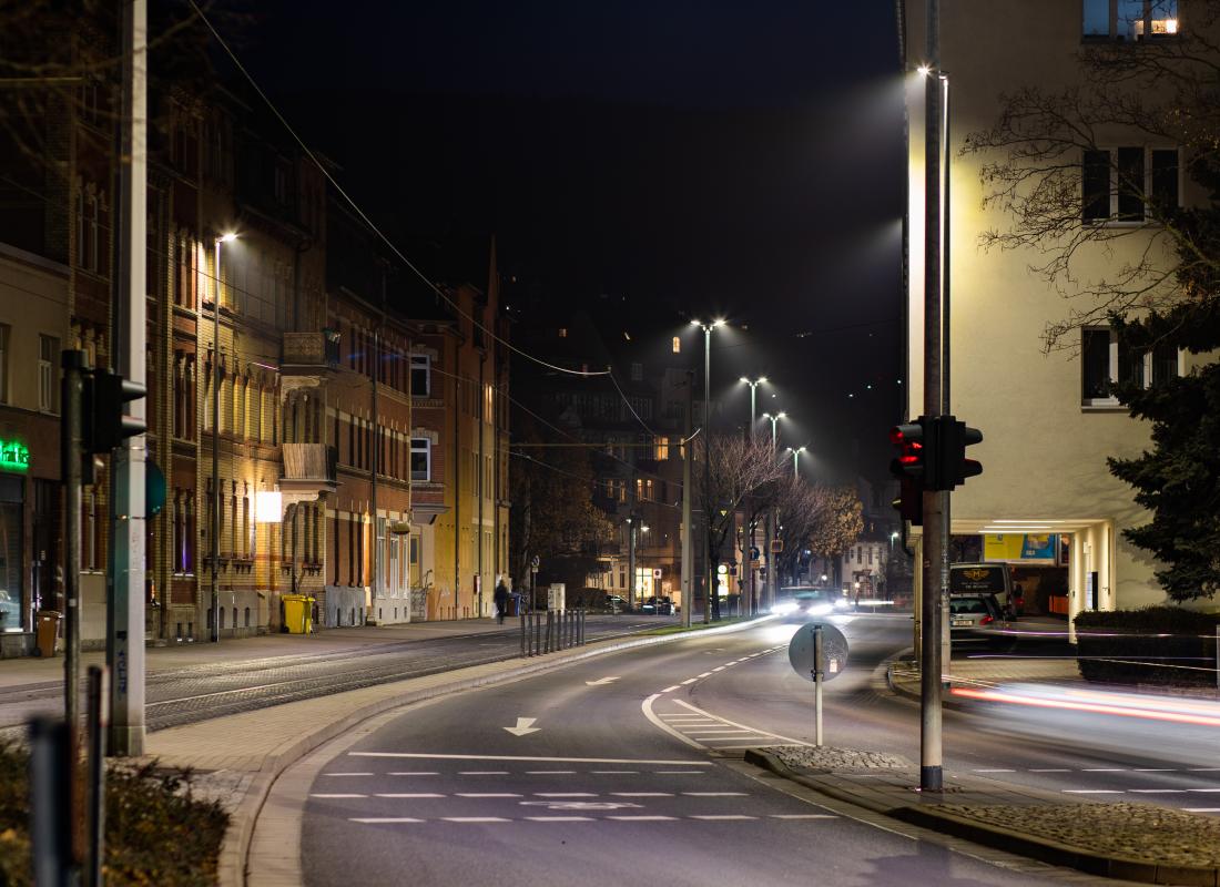 Nächtlich beleuchtete Straße mit Fußgängerwegen