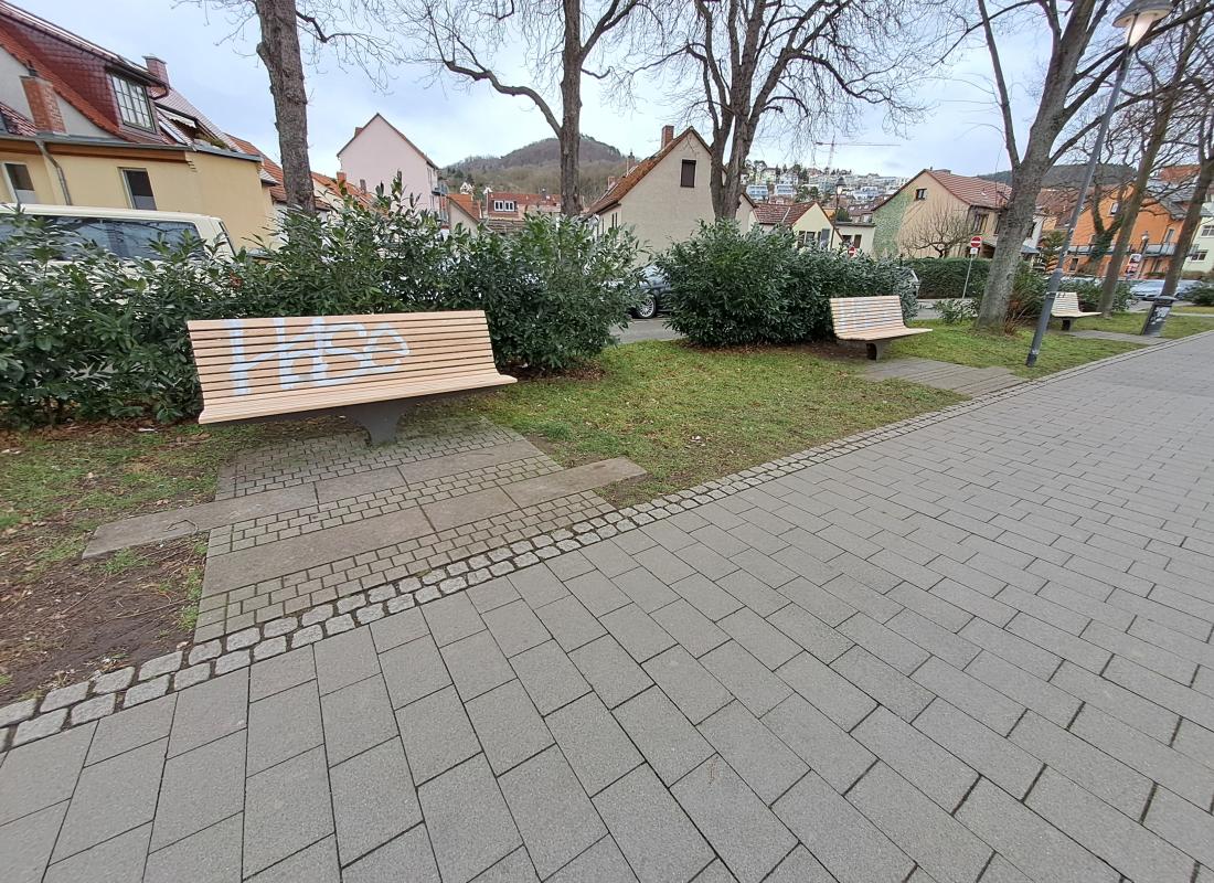 Graffiti-Vandalismus an erneuerten Bänken am Wenigenjenaer Ufer