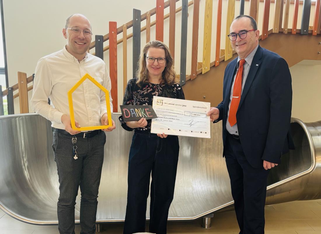 Handover of the 2024 crown cork collection check