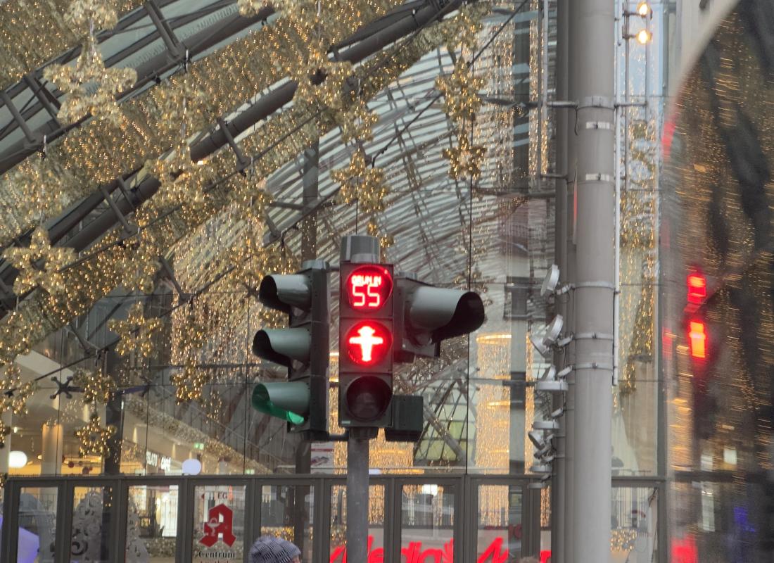 Residual red display at a new traffic light system (traffic light)